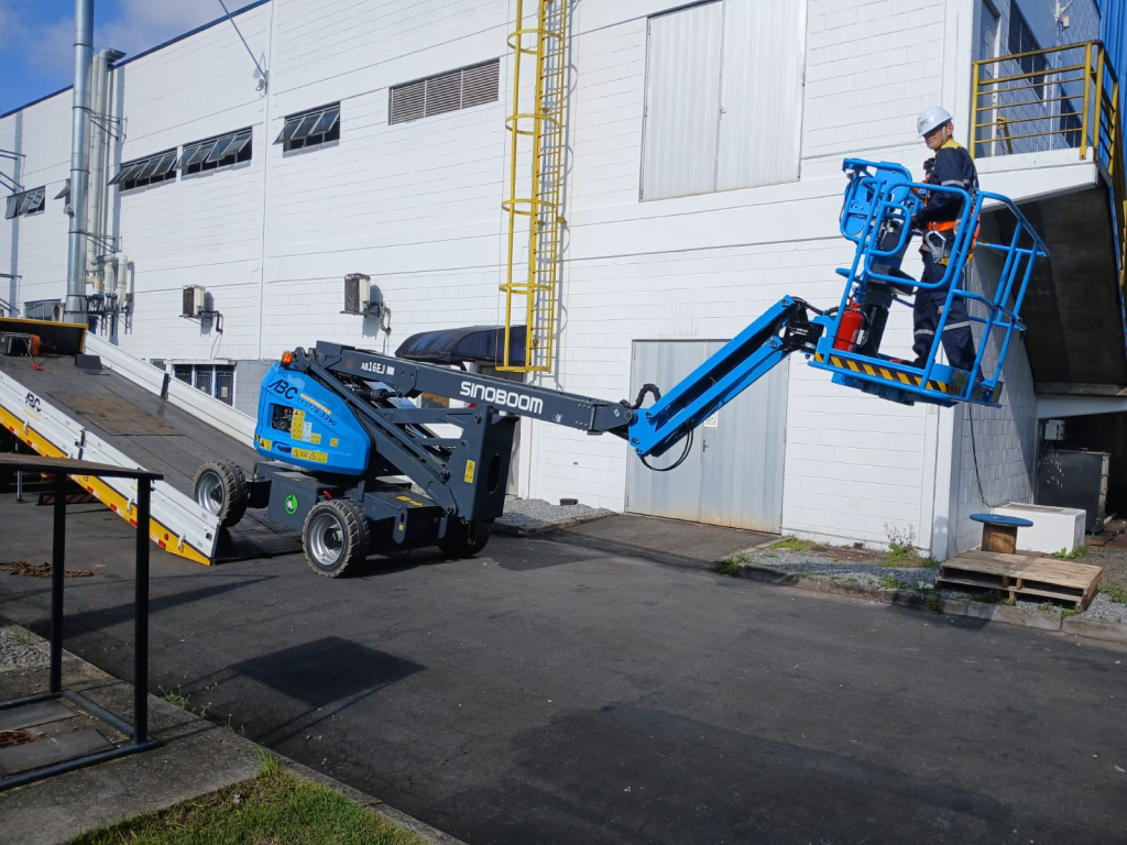 Andaimes x Plataformas Elevatórias: qual é a melhor opção para a sua operação?