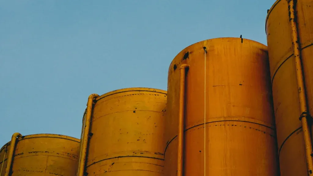 Verão e a crise energética: Como o verão impacta a produção industrial no Brasil.